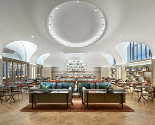 Grand salon voûté avec oculus lumineux central et bar sur mesure, bureaux Moët Hennessy conception lumière Ponctuelle
