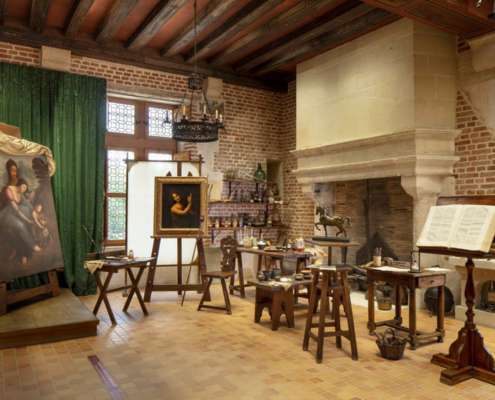 Vue large de l'atelier de peinture de Léonard de Vinci au Château du Clos Lucé avec cheminée monumentale, conception lumière Ponctuelle