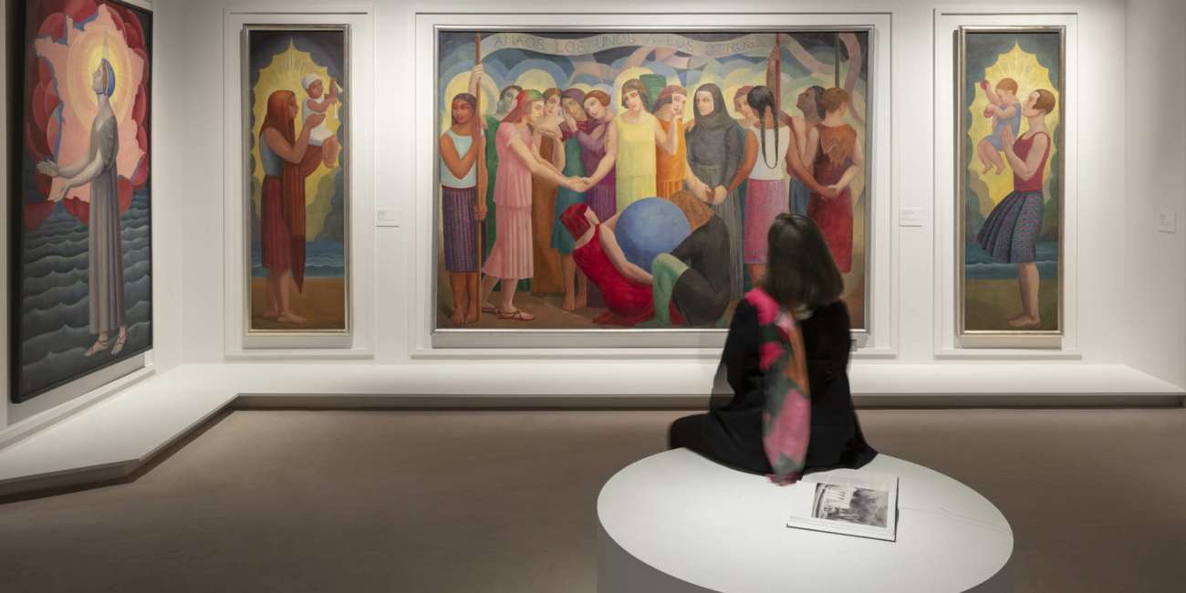 Salle d'exposition Art Déco France avec toiles figuratives éclairées et visiteuse assise, conception lumière Ponctuelle