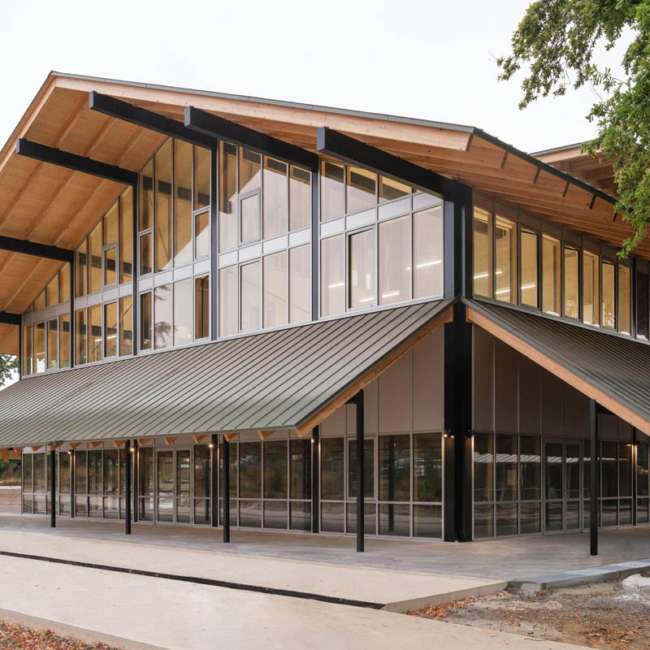 Façade extérieure de l'école Saint-Exupéry, architecture bois et toiture débordante, éclairage extérieur Ponctuelle