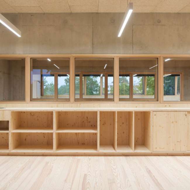 Mobilier bois sur mesure sous bandeau de fenêtres, éclairage linéaire suspendu, conception lumière Ponctuelle