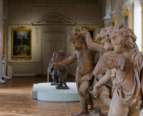Groupe de sculptures de putti en terre cuite exposées dans la Galerie des Cotelles au Château de Versailles, conception lumière Ponctuelle