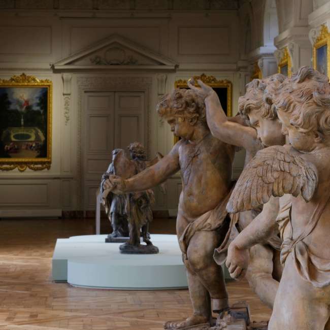 Groupe de sculptures de putti en terre cuite exposées dans la Galerie des Cotelle au Château de Versailles, conception lumière Ponctuelle