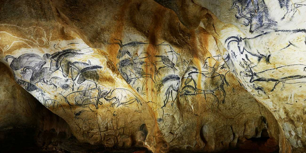 Fresque rupestre de chevaux et bisons éclairée dans la reconstitution de la grotte Chauvet, conception lumière Ponctuelle