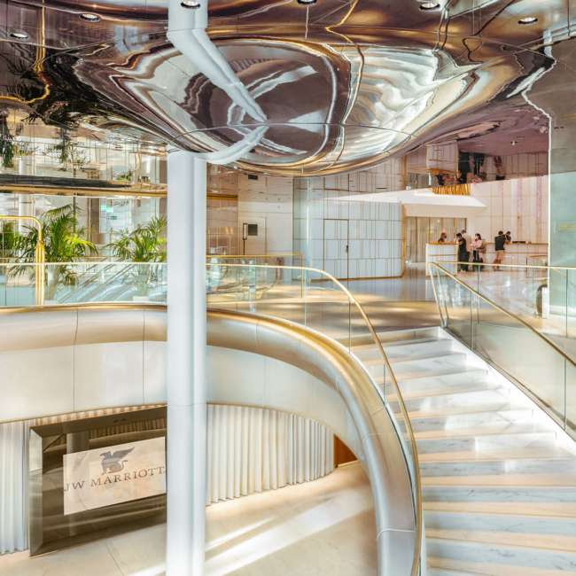 Escalier central du JW Marriott Cannes avec éclairage architectural et plafond miroir sculptural, conception lumière Ponctuelle