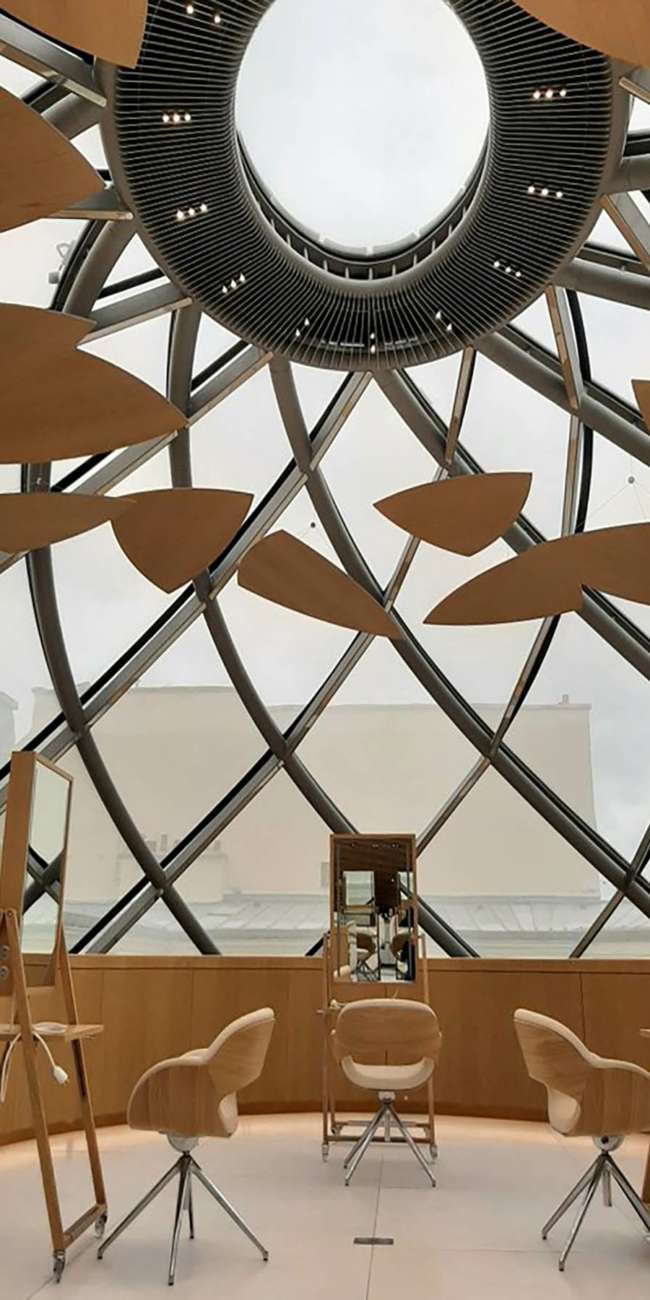 Verrière belvédère en forme de dôme au-dessus d'un espace démonstration coiffure, conception lumière Ponctuelle