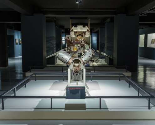 Moteur d'avion Spad XIII exposé dans une salle sombre du Musée de l'Air et de l'Espace, conception lumière Ponctuelle