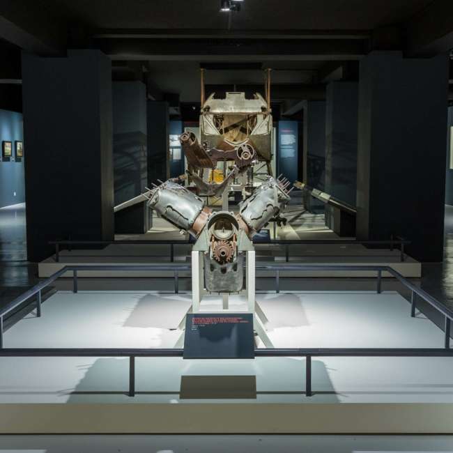 Moteur d'avion Spad XIII exposé dans une salle sombre du Musée de l'Air et de l'Espace, conception lumière Ponctuelle