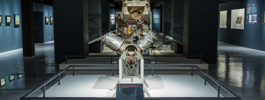 Moteur d'avion Spad XIII exposé dans une salle sombre du Musée de l'Air et de l'Espace, conception lumière Ponctuelle