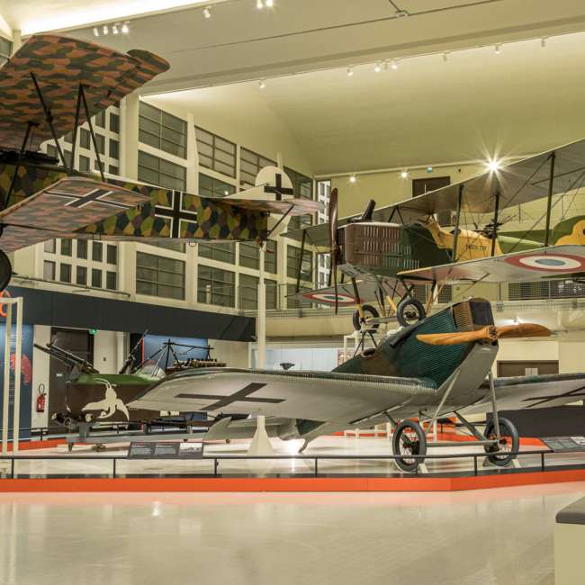 AAvions de chasse camouflés de la Première Guerre mondiale suspendus au Musée de l'Air et de l'Espace, conception lumière Ponctuelle