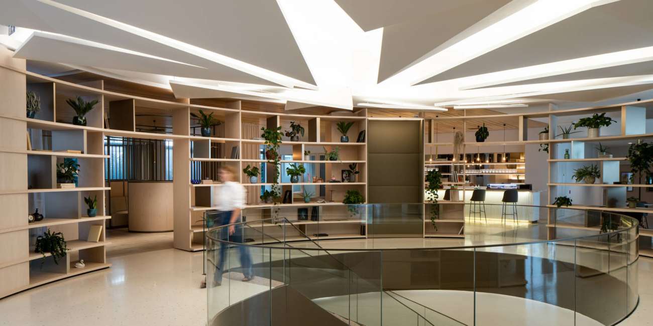Espace de vie avec bibliothèques bois et plafond sculptural lumineux, bureaux , conception lumière Ponctuelle
