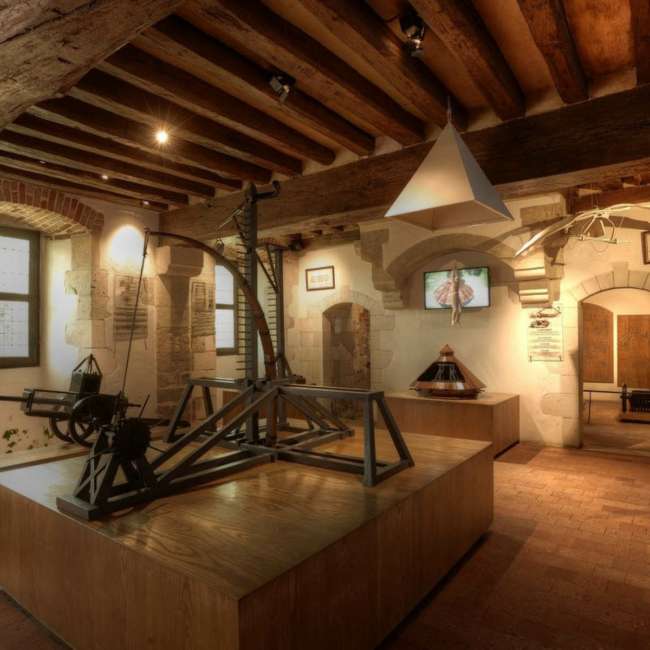 Salle des machines de Léonard de Vinci au Château du Clos Lucé avec maquettes suspendues, conception lumière Ponctuelle