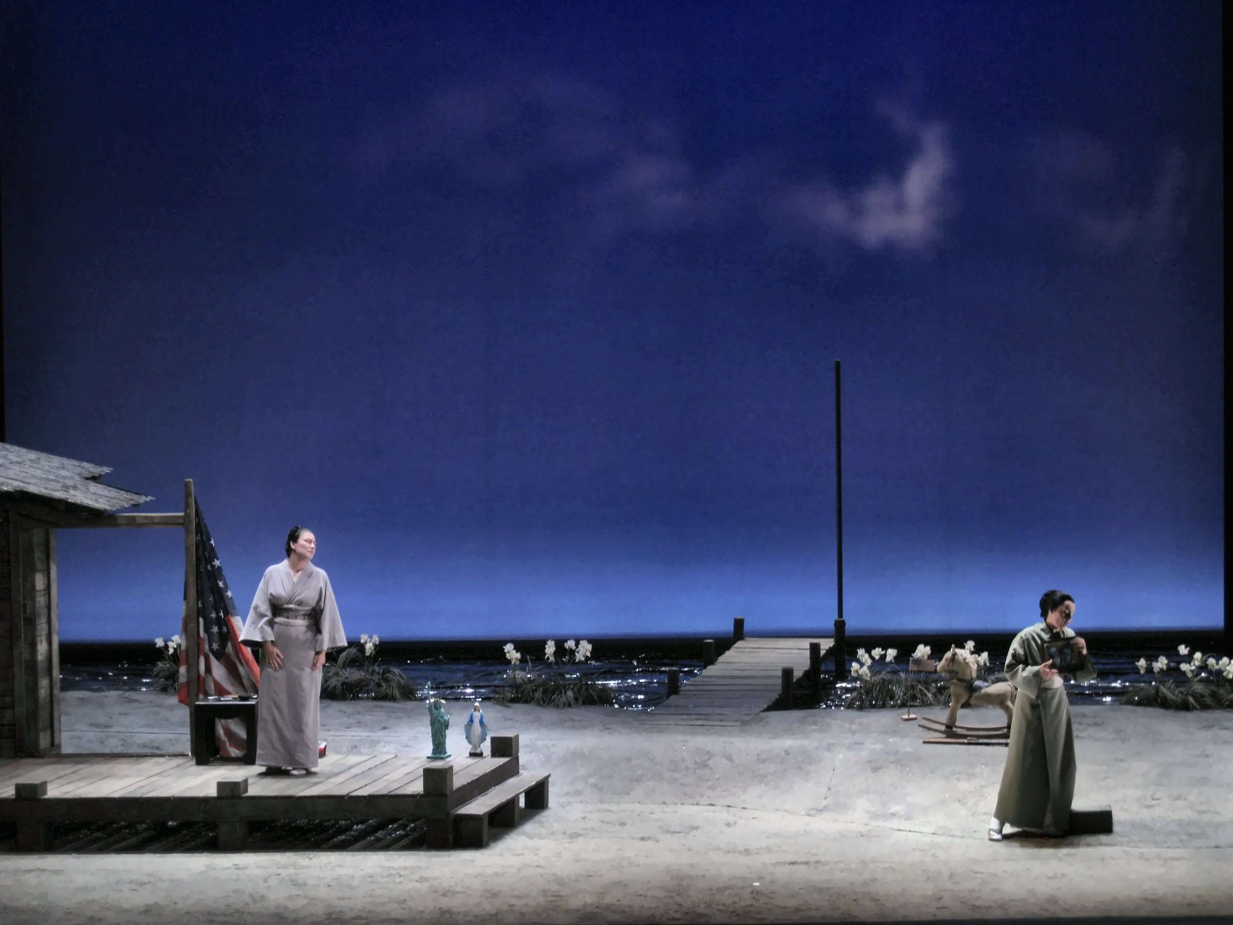 Scène de Madame Butterfly sous un ciel bleu nuageux, maison japonaise et ponton en bois, Opéra de Marseille, conception lumière Ponctuelle